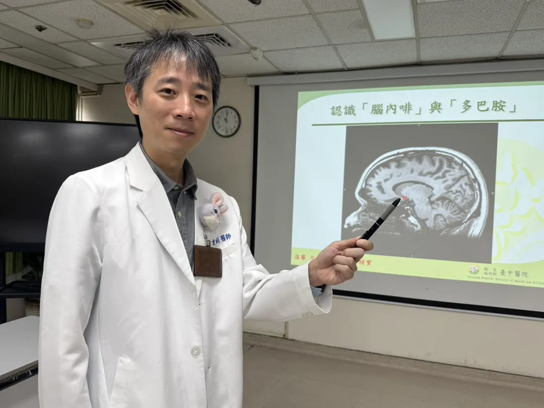 衛生福利部臺中醫院身心精神科章秉純主任說明，青少年憂鬱症產生與功課、人際關係與未來不確定有關。（圖／臺中醫院）