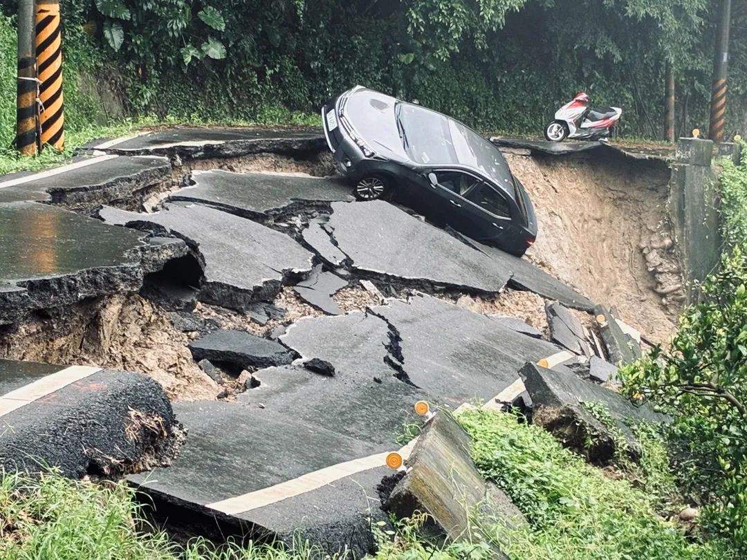 台南市六甲區往夢之湖方向的山路出現大面積陷落崩塌。（圖／中天新聞）