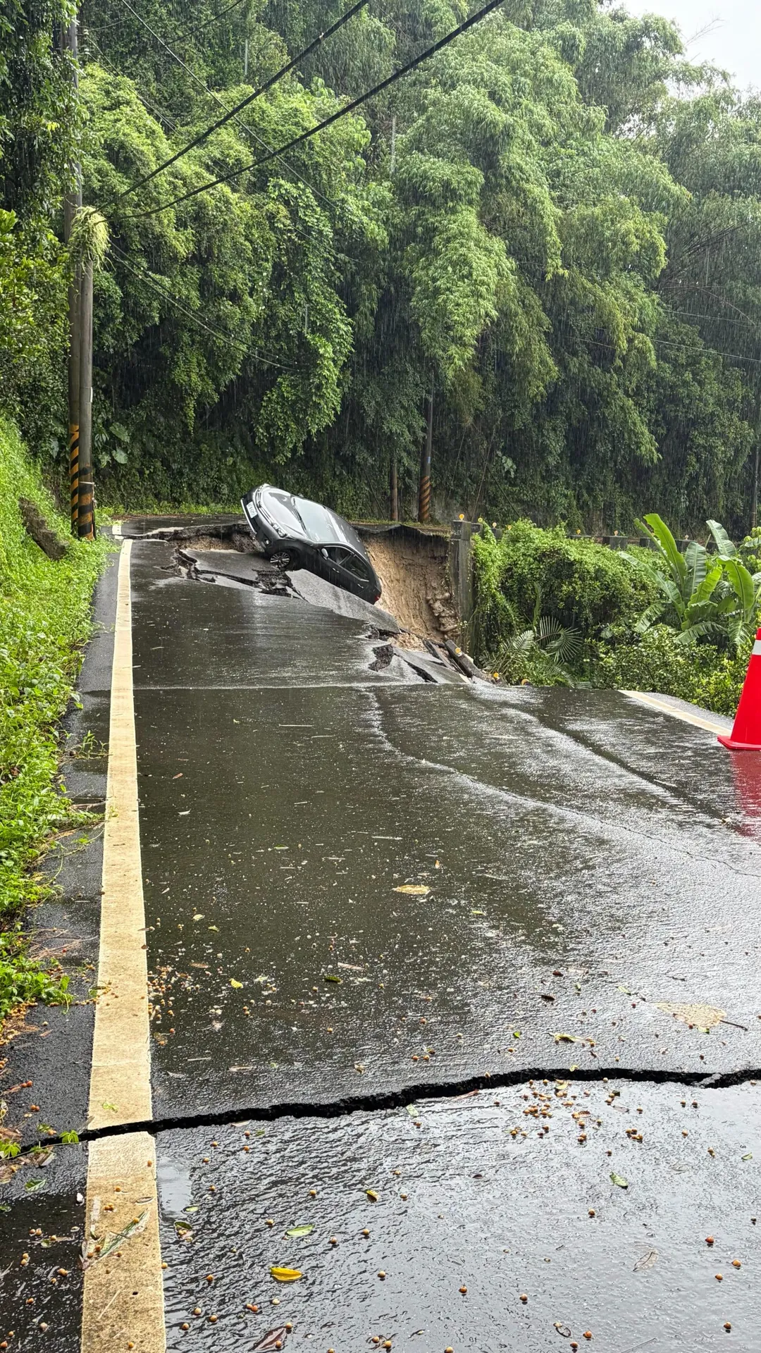 台南市六甲區往夢之湖方向的山路出現大面積陷落崩塌。（圖／中天新聞）