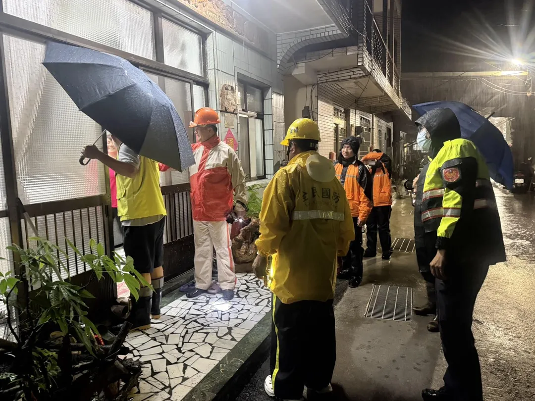 屏東縣春日鄉後備軍人輔導中心協助民眾預防性撤離。（圖／陸軍司令部）