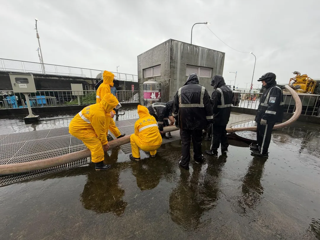 海軍艦指部官兵與高雄市楠梓區後備軍人輔導中心協力抽除積水。（圖／陸軍司令部）