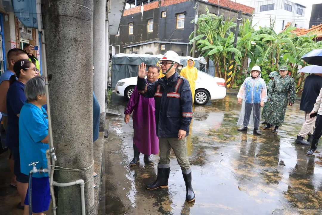 高雄市過去24小時雨量累積達567毫米，市長陳其邁視察災情。（圖／高雄市政府）