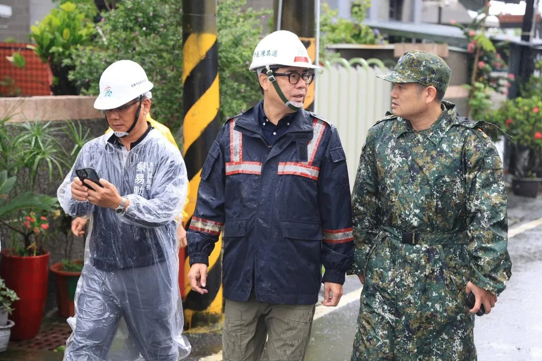 高雄市過去24小時雨量累積達567毫米，市長陳其邁視察災情。（圖／高雄市政府）