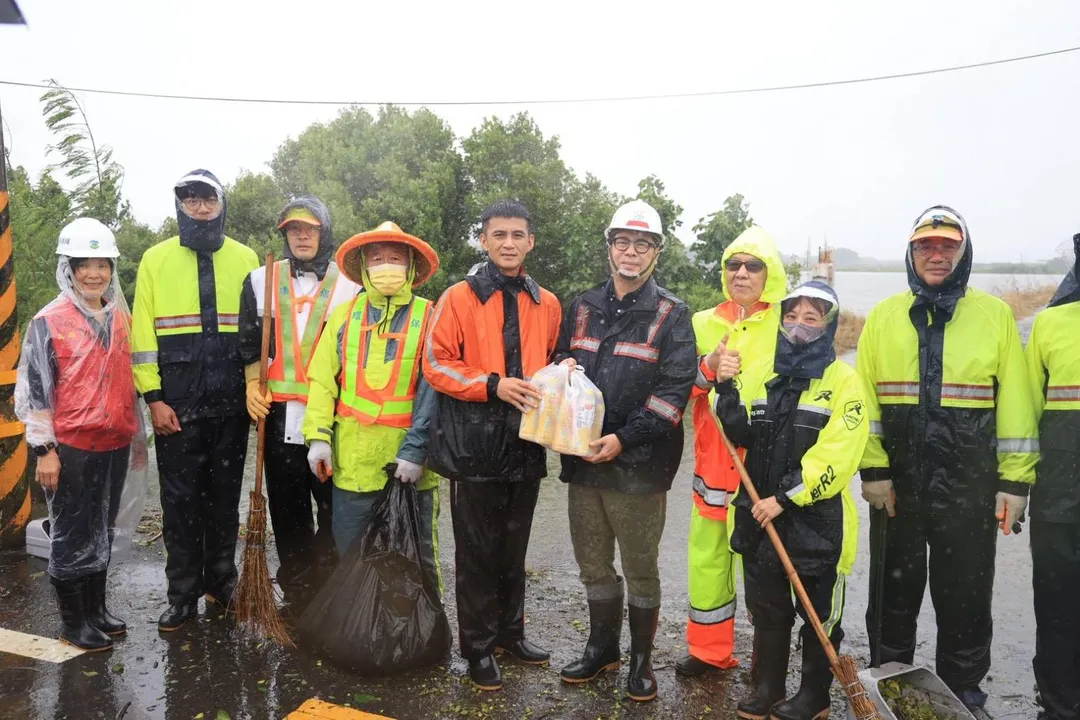 高雄市過去24小時雨量累積達567毫米，市長陳其邁視察災情。（圖／高雄市政府）