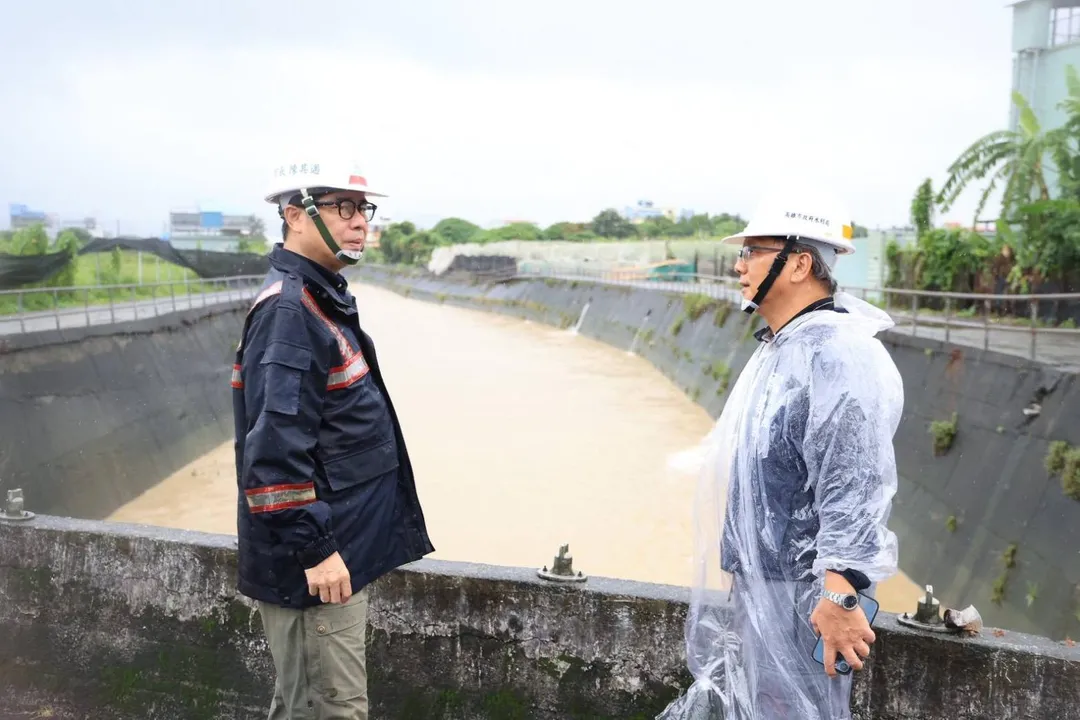 高雄市過去24小時雨量累積達567毫米，市長陳其邁視察災情。（圖／高雄市政府）