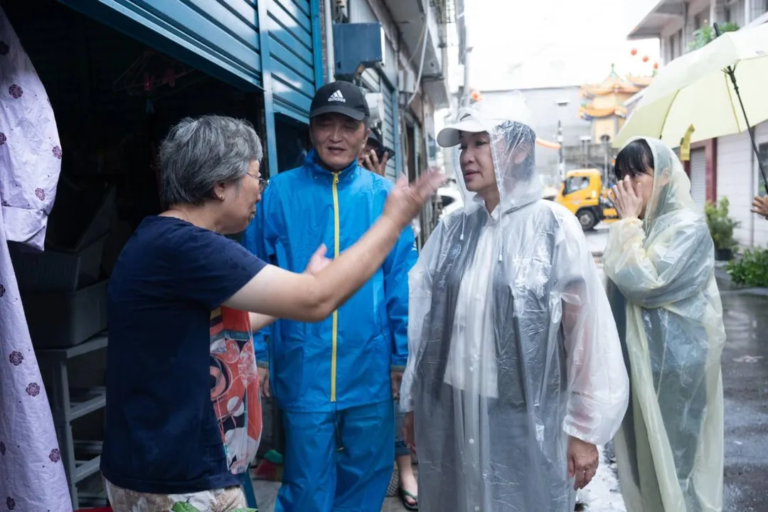柯志恩逐戶了解民眾家中情況。（圖／柯志恩競辦提供）