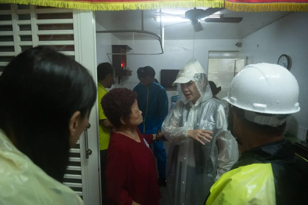 南部豪雨造成梓官淹水，國民黨高雄市長參選人柯志恩前往了解災民家中情況。（圖／柯志恩競辦提供）