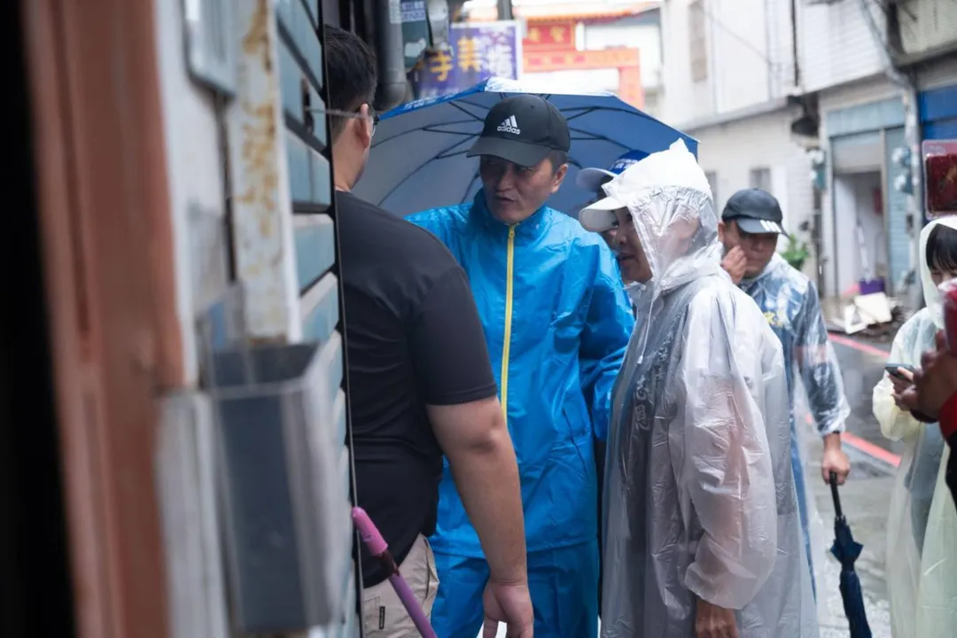 柯志恩逐戶了解民眾家中情況。（圖／柯志恩競辦提供）
