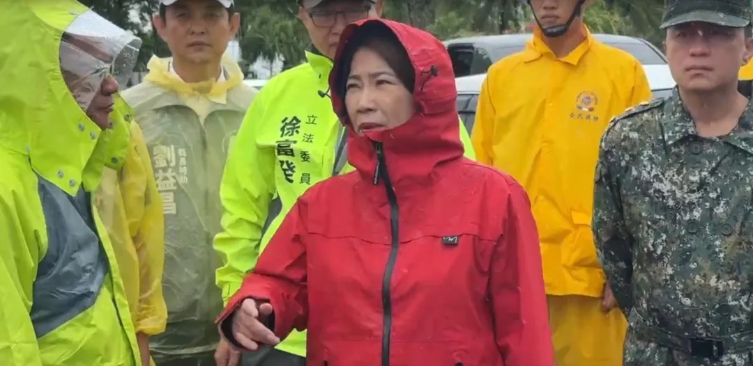 屏東縣長周春米視察災情聽取現場情況。（圖／中天新聞）