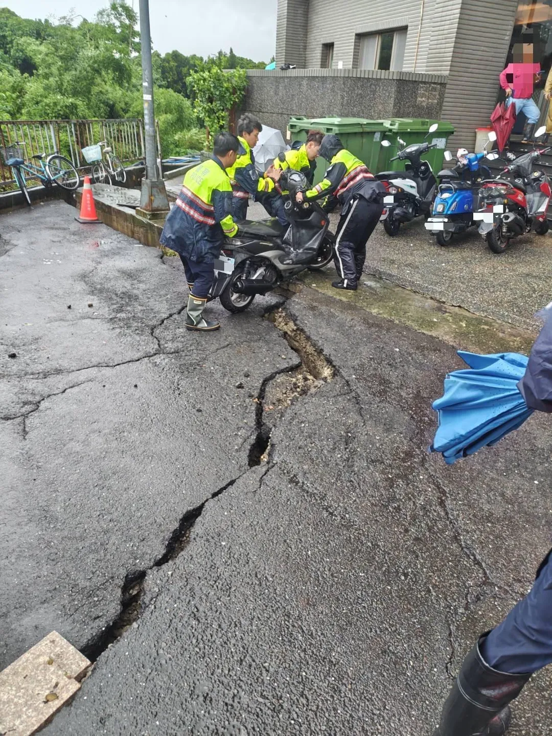 楠梓區安泰街一處大樓旁道路突然出現大面積崩塌、下陷，現場緊急拉起封鎖線。（圖／翻攝畫面）