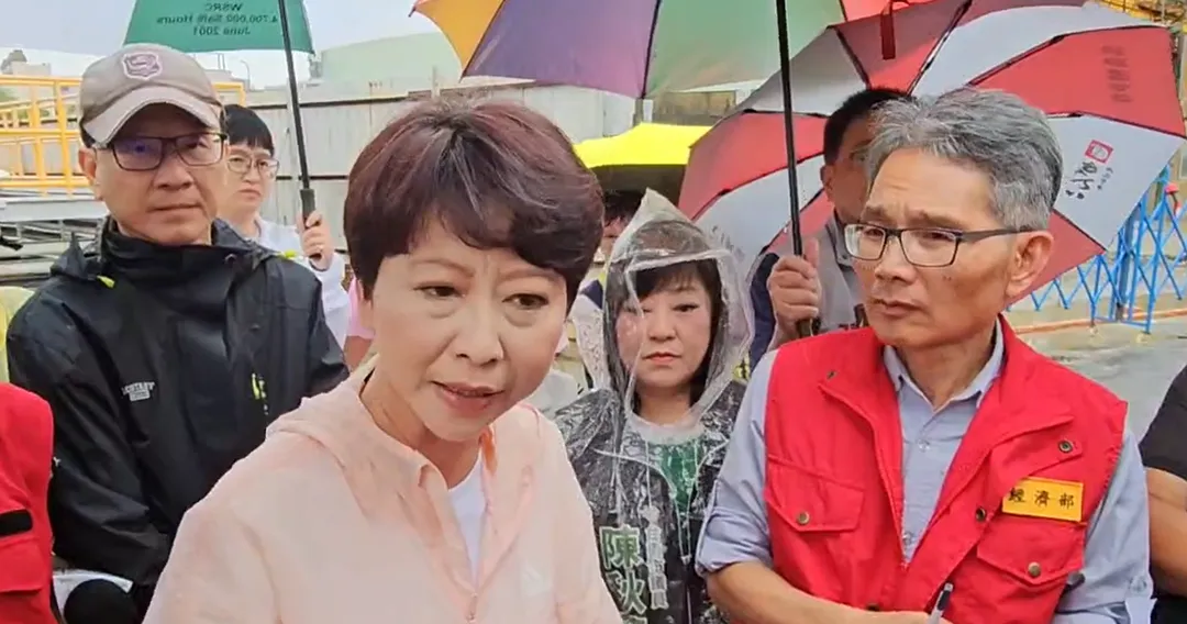 陳亭妃與經濟部次長賴建信,以及水利署、台南市水利局等單位到抽水站會勘。(圖/中天新聞)