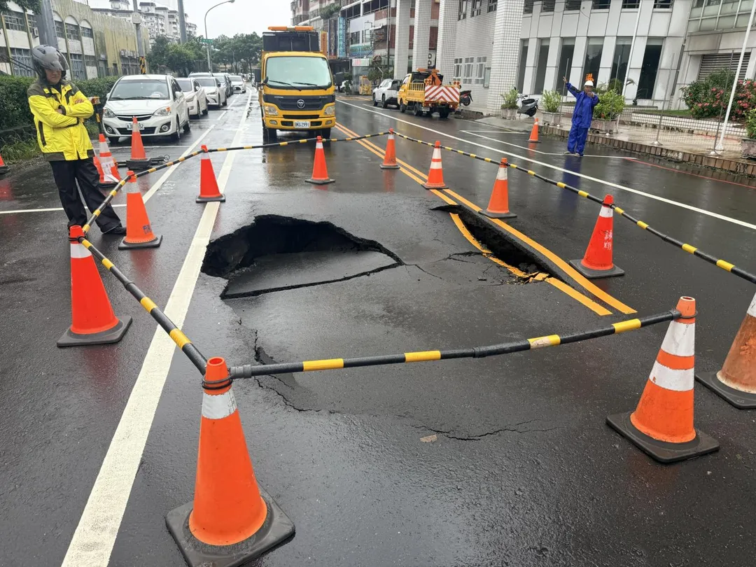 屏東市棒球路中華電信公司旁,今(24)日驚傳路基塌陷,路面出現明顯坑洞。(圖/翻攝畫面,下同)