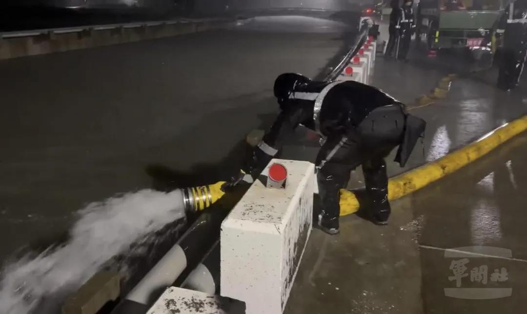 海軍水下作業大隊23日傍晚趕赴高雄市永安區，進行連續抽水作業。(圖/艦指部)