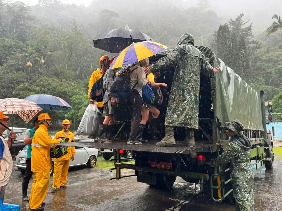 花防部官兵協助鳳林居民登上中型戰術輪車，執行預防性撤離。(圖/花防部)