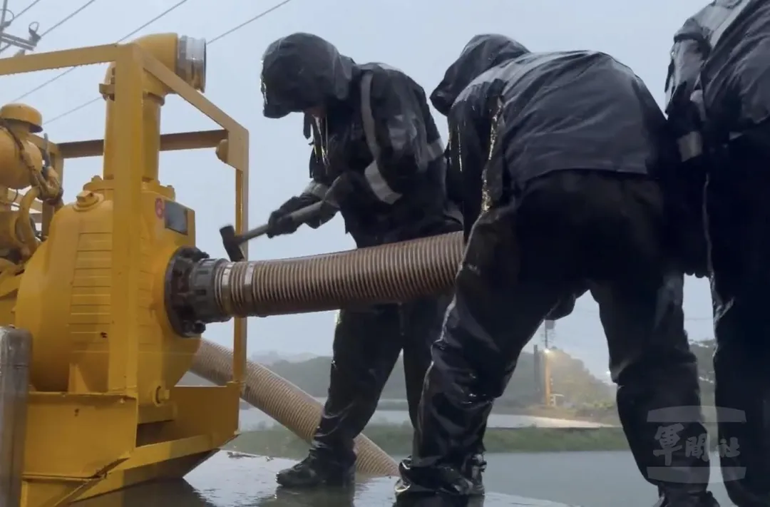 水下作業大隊官兵採24小時輪班方式持續抽水。(圖/艦指部)