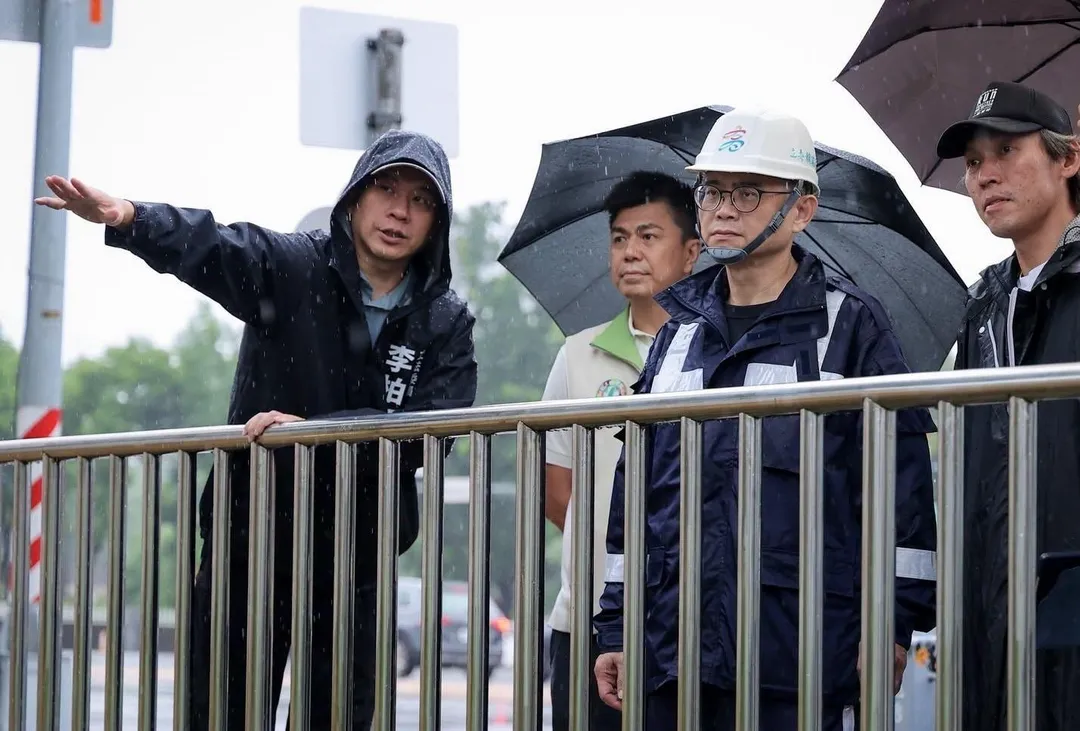 賴瑞隆前往楠梓查看積水及抽排情形。（圖／翻攝賴瑞隆臉書）