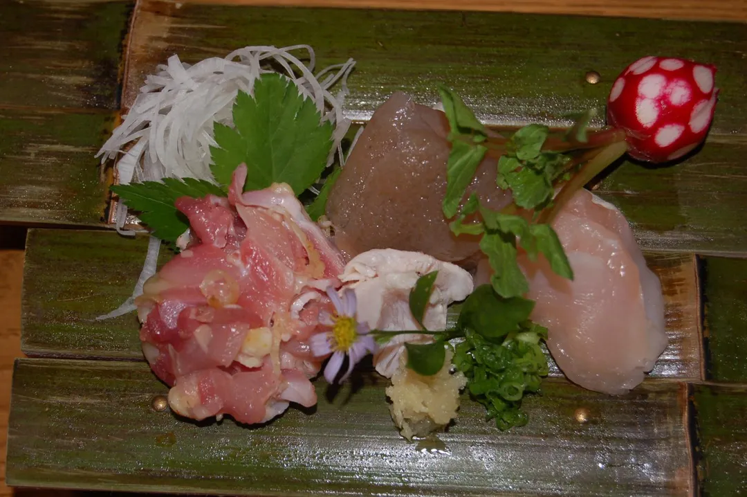 鹿兒島薩摩地雞生食。（圖／黃宏輝提供）