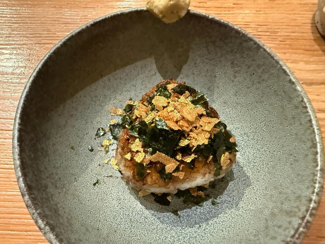 鍋巴三角飯糰。(圖/黃宏輝提供)