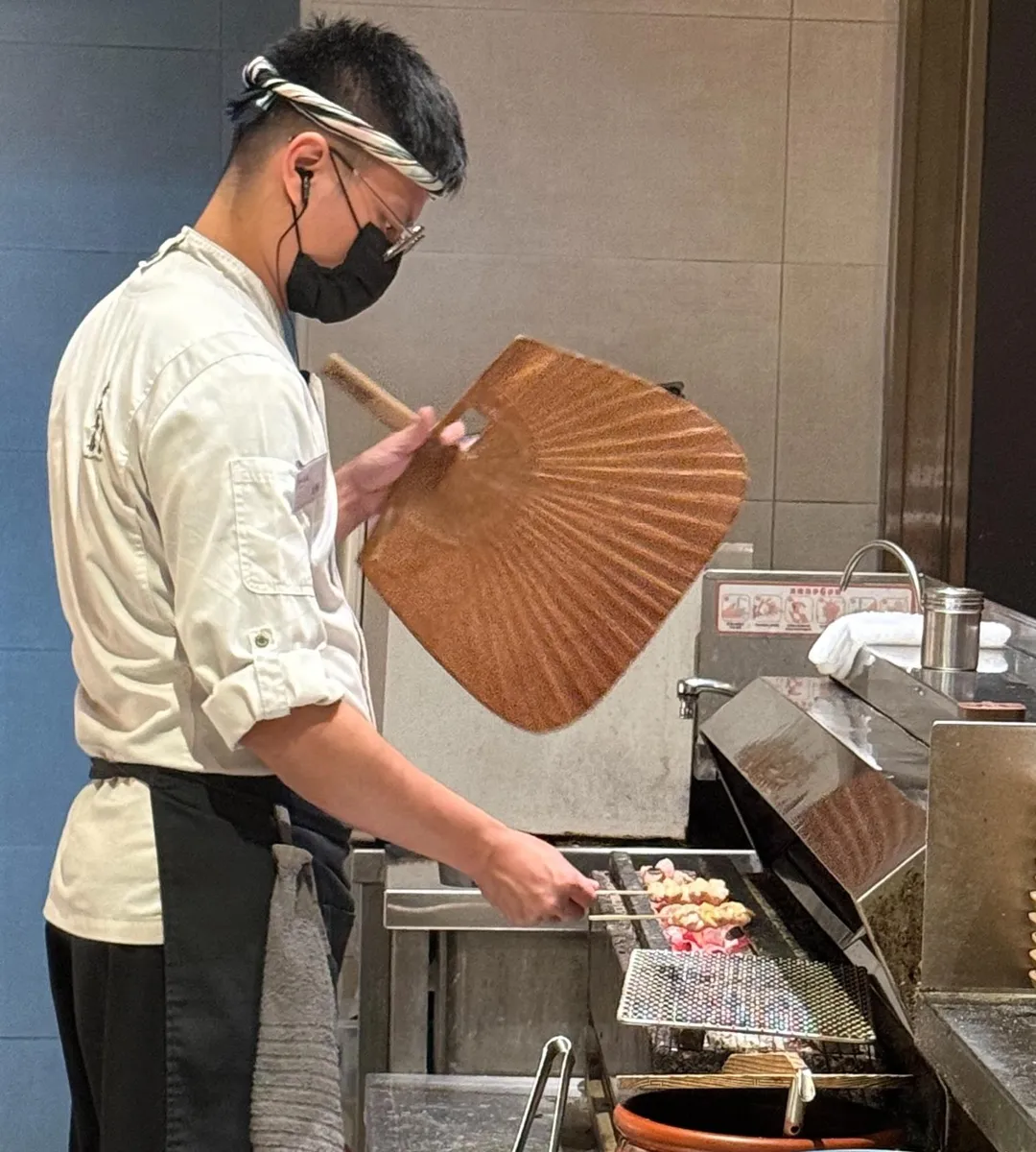 及時搧煙進吸排煙機。(圖/黃宏輝提供)