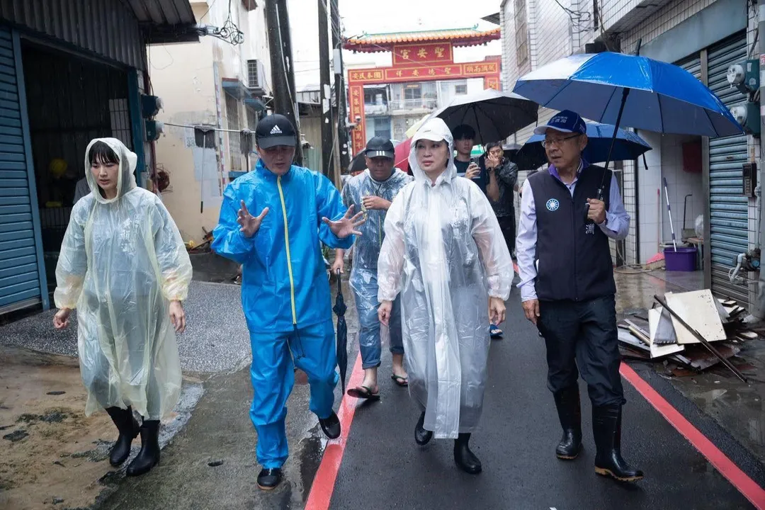 柯志恩前往梓官關心當地災情。（圖／翻攝柯志恩臉書）