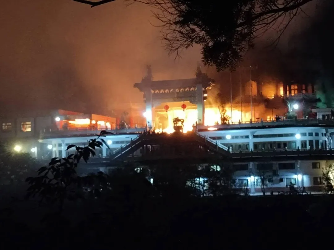 台北市文山區指南宮凌霄寶殿今（24）日晚間9點多驚傳火警，現場一度全面燃燒，火勢相當猛烈。（圖／民眾提供，下同）