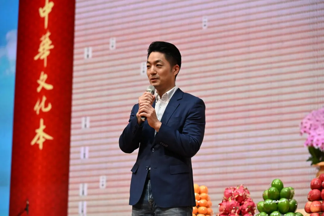 台北市長蔣萬安出席中元普渡祭祖法會，肯定基金會弘揚孝道、淨化人心，並祈願國泰民安、風調雨順。（圖／華藏淨宗弘化基金會提供）
