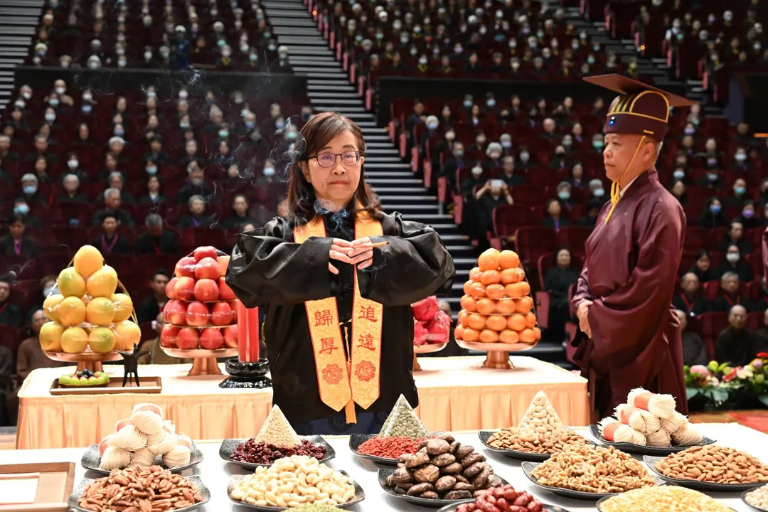 台北市副市長林奕華擔任祭祖大典主祭官，依循傳統禮制祭祀歷代先祖，傳承慎終追遠、知恩報恩的文化精神。（圖／華藏淨宗弘化基金會提供）