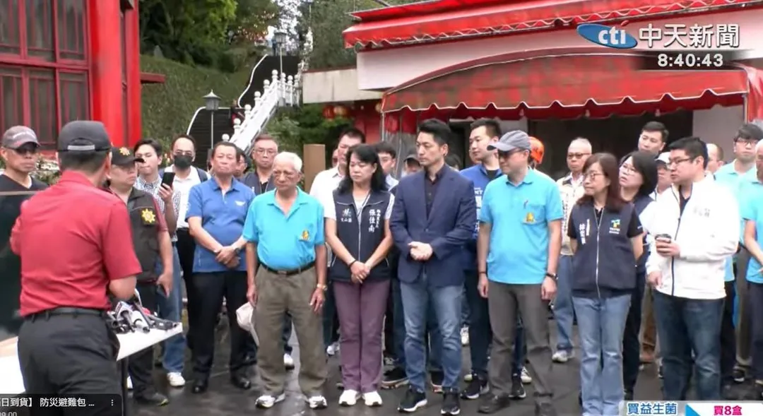 台北市長蔣萬安到指南宮勘災,聆聽滅火救災報告。(圖/中天新聞)