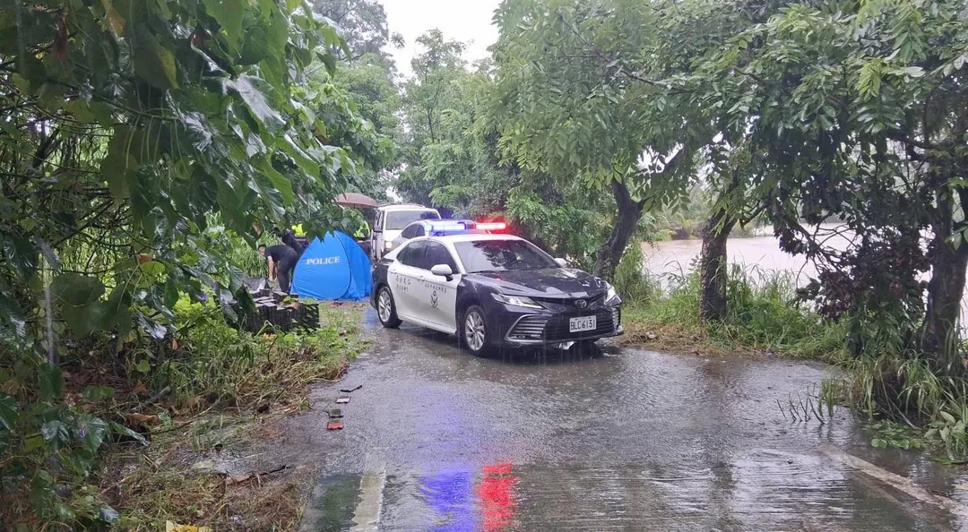 溺斃婦人被救起時頭上戴著安全帽，警方初步不排除其騎車不慎衝入池塘。（圖／中天新聞）