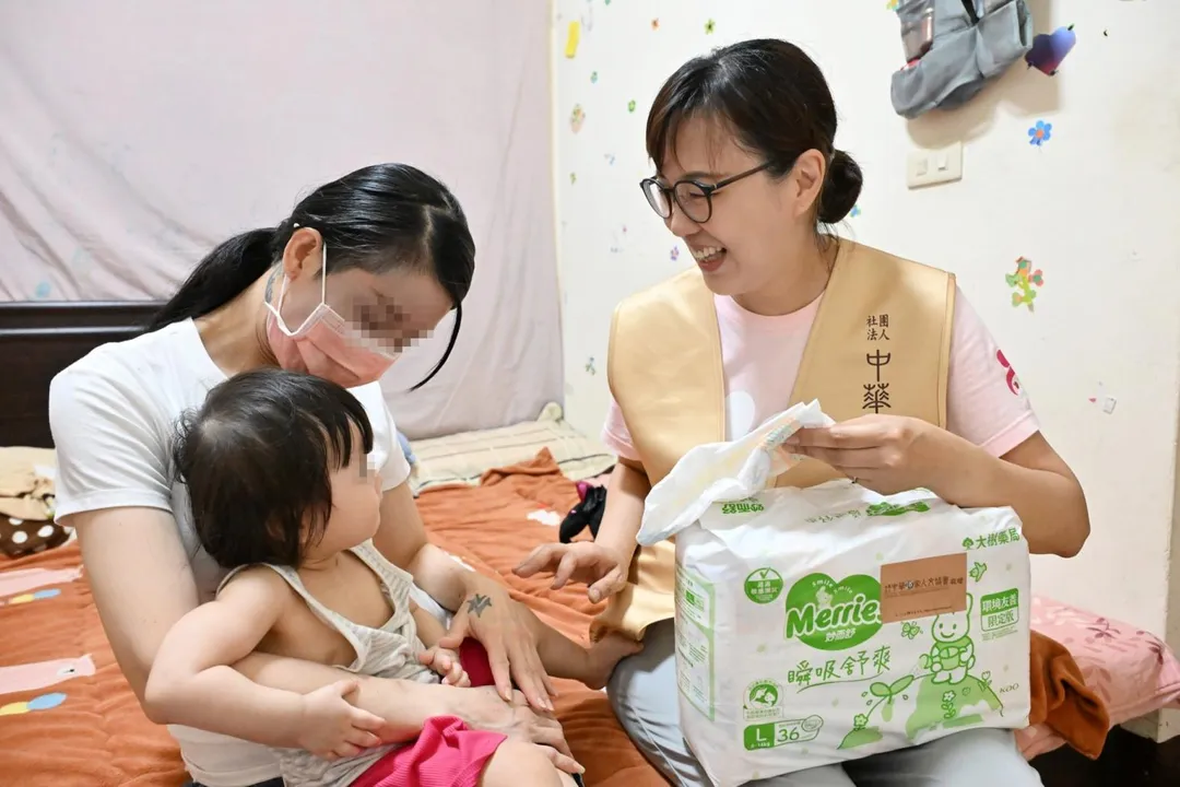 針對需獨自照顧三名幼兒的家戶媽媽，協會特地準備尿布與日常用品，減輕家戶育兒負擔，在忙碌的照顧日常中也能獲得喘息與支持。（圖／道家人文協會）