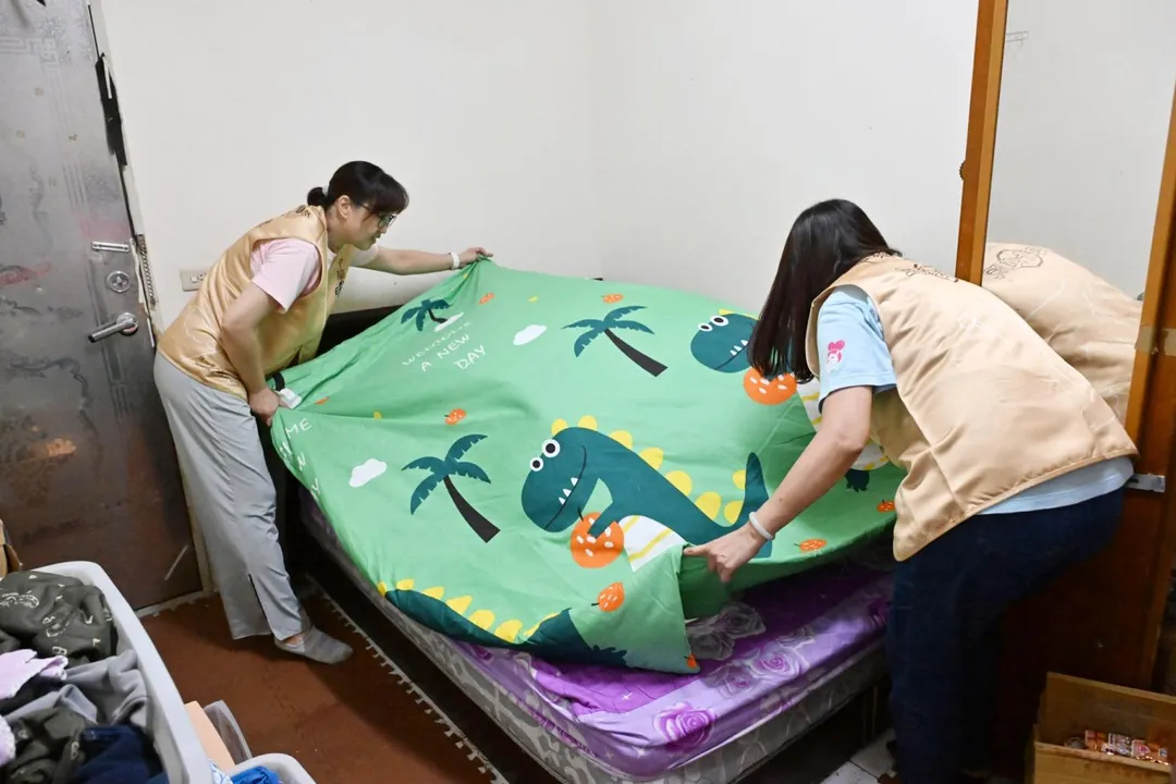 協會為家戶準備雙人床墊與床包組並協助鋪設，從改善睡眠環境開始，為母子倆增添一份安心，也陪伴即將上小學的孩子迎接新的成長階段。（圖／道家人文協會）
