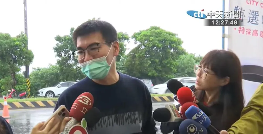 趙建銘打破沉默接受媒體聯訪，針對 2300 萬元教育基金、6000 萬診所貸款及許芊芊爭議逐一回應。（圖/中天新聞）