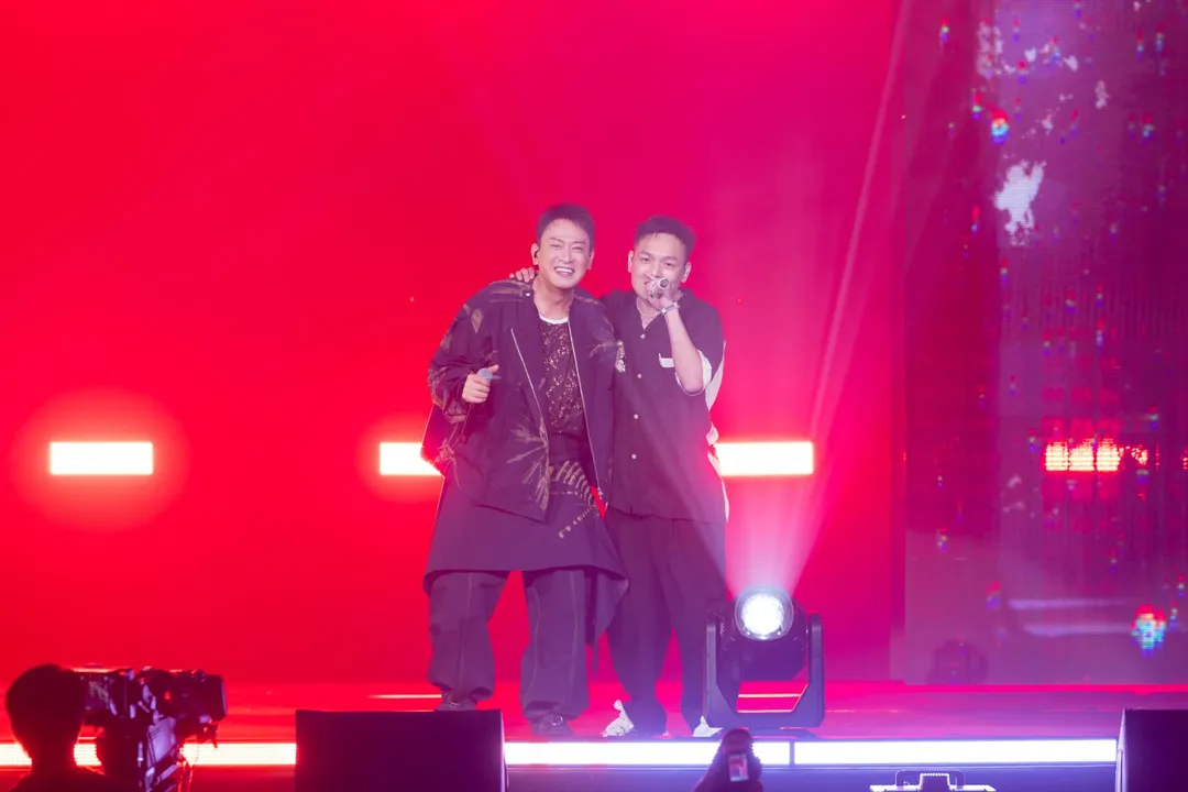 春風（右）與王識賢（左）合作演唱全新單曲〈有你有我〉。（圖／曼尼娛樂 提供）