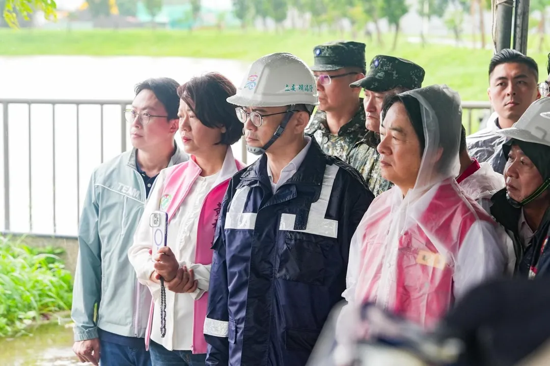 賴瑞隆25日陪同賴總統等人視察高雄治水。（圖／立委賴瑞隆辦公室提供）