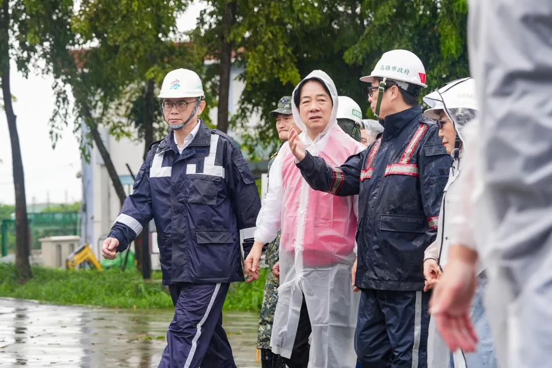 賴瑞隆25日陪同賴總統等人視察高雄治水。（圖／立委賴瑞隆辦公室提供）
