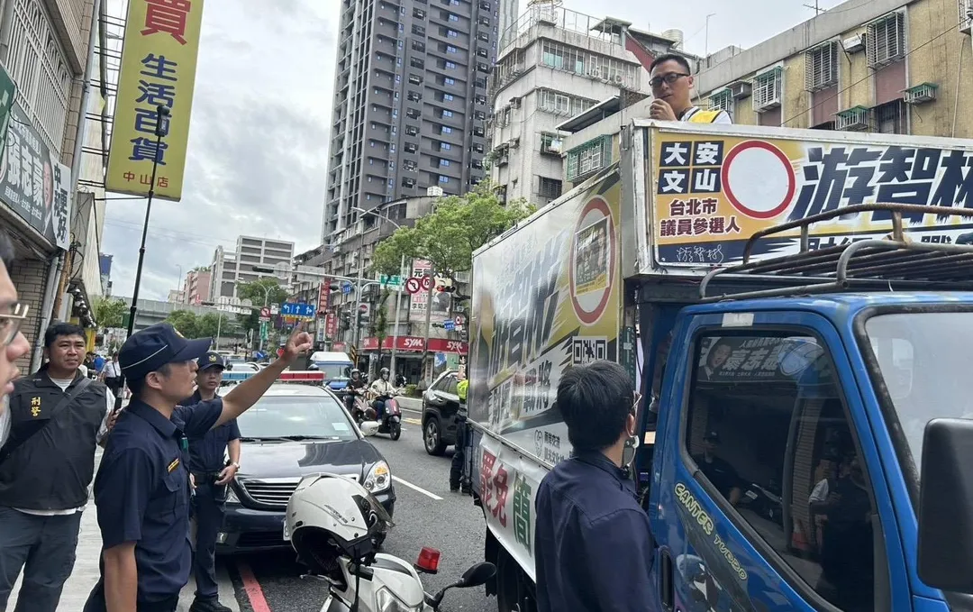 游智彬朝砸雞蛋張志豪服務處丟雞蛋。（圖／翻攝畫面）