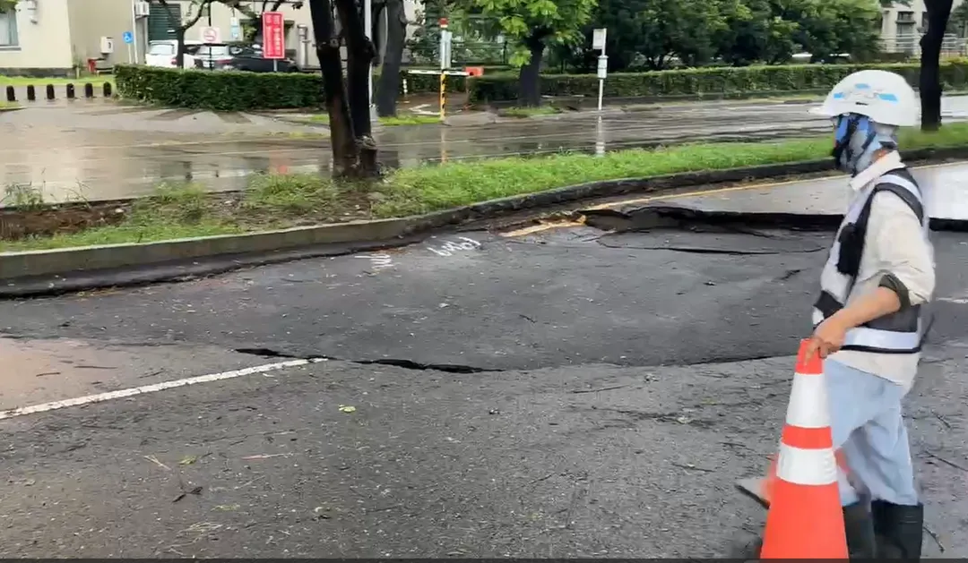高雄市楠梓區藍田國小前大學南路出現路基掏空下陷意外。（圖／中天新聞）