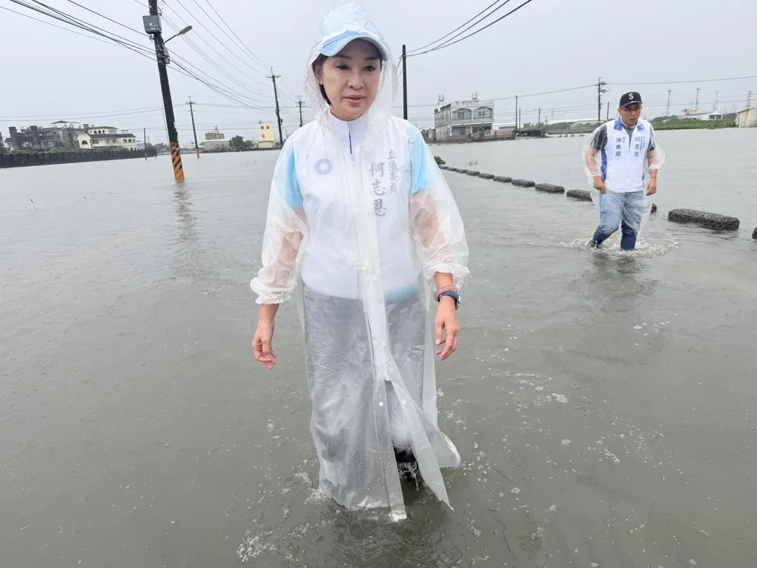 柯志恩25日高雄勘災發生車輛在積水中拋錨意外。(圖/中天新聞)