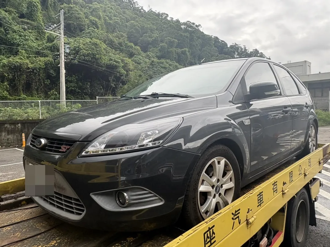 另一輛車輾過胎皮車輛受損。（圖／翻攝畫面）
