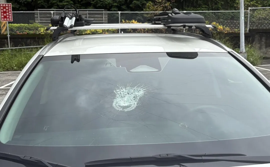 後方自小車無辜遭波及擋風玻璃碎裂。（圖／翻攝畫面）