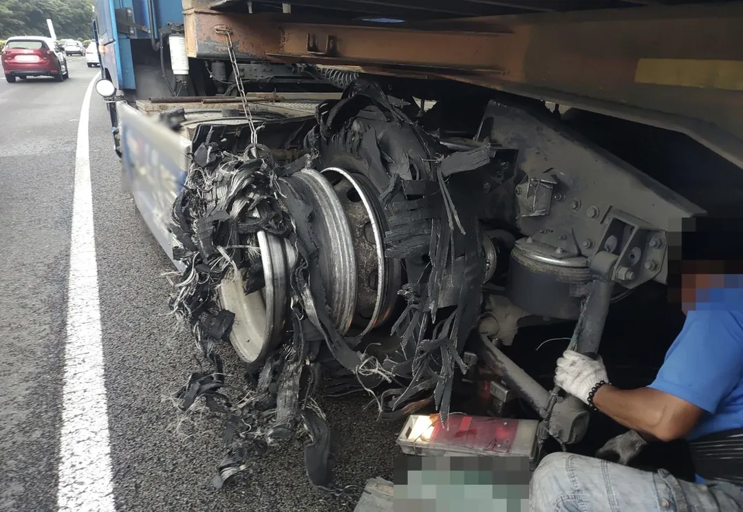 貨櫃車爆胎駕駛3公里遠才停下。（圖／翻攝畫面）