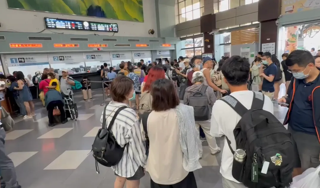 受鐵路中斷影響,大量原本計畫搭車前往屏東、高雄方向的民眾,無奈滯留台東火車站。(圖/中天新聞)