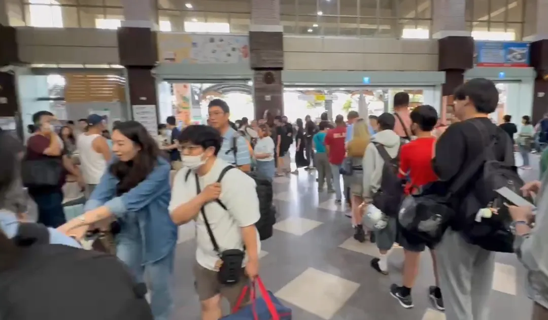 連日豪雨不斷,南迴線屏東端枋山至枋野間K17+092處今(25)日上午遭土石流淹沒軌面,導致大量旅客滯留台東火車站。(圖/中天新聞)