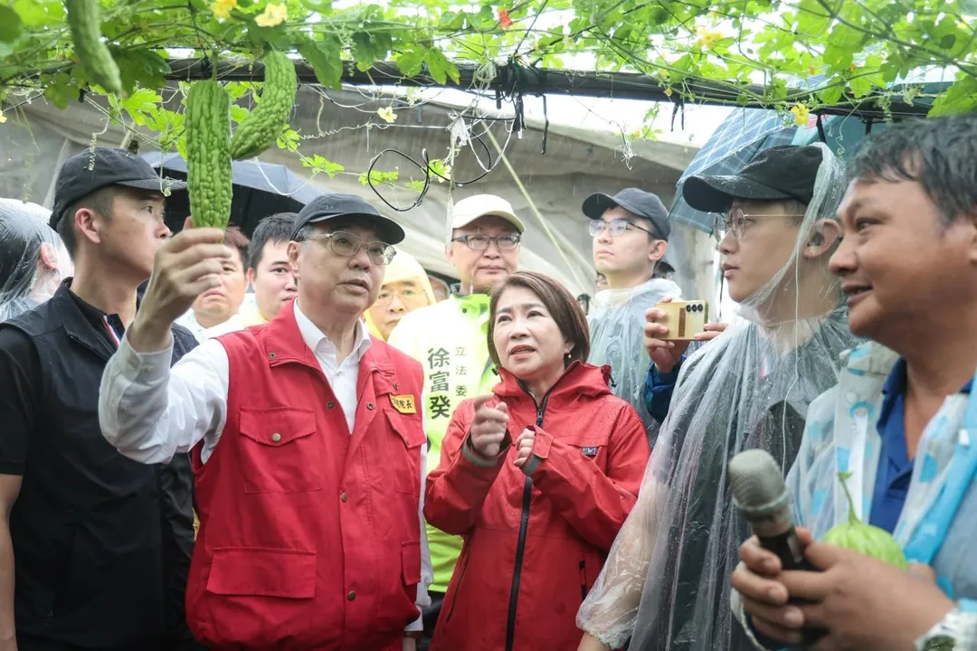 行政院長卓榮泰昨天才稱因預算被刪只能電話勘災，引發熱烈討論。卓揆今天前往屏東萬丹鄉視察苦瓜災損。（圖／翻攝卓榮泰臉書）