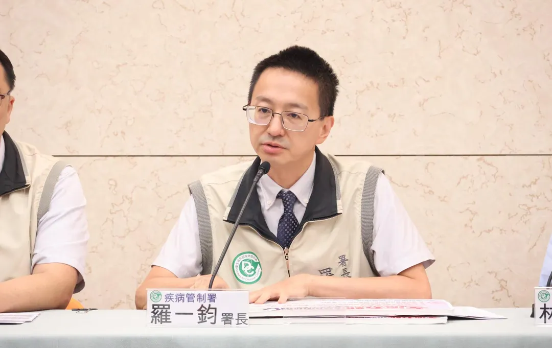 疾管署長羅一鈞今（25）日宣布，18歲以上民眾自10月1日起接種新冠、流感及肺炎鏈球菌疫苗，無論公費或自費並上傳系統，均可自動累積衛福部健康幣獎勵。(圖/疾管署)