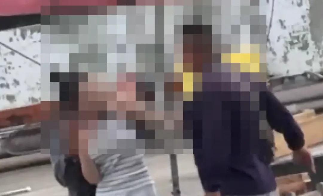警方調查過程中,有人指稱高男與女友發生爭執時,疑似曾從背包內拿出槍枝,隨後又迅速收回包內。(圖/中天新聞)