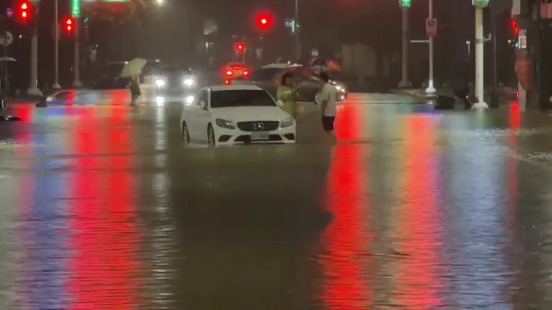 受到連日西南氣流夾帶的劇烈降雨衝擊，高雄多處出現淹水災情。（圖／中天新聞）