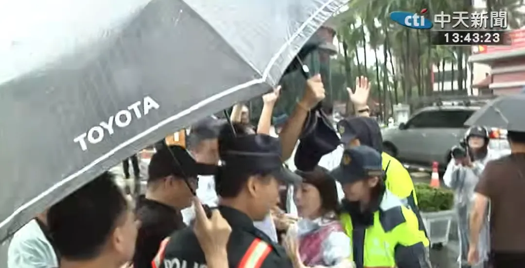 國民黨台南市議員參選人童小芸欲向總統陳情，被維安人員、警方阻擋。（圖／中天新聞）