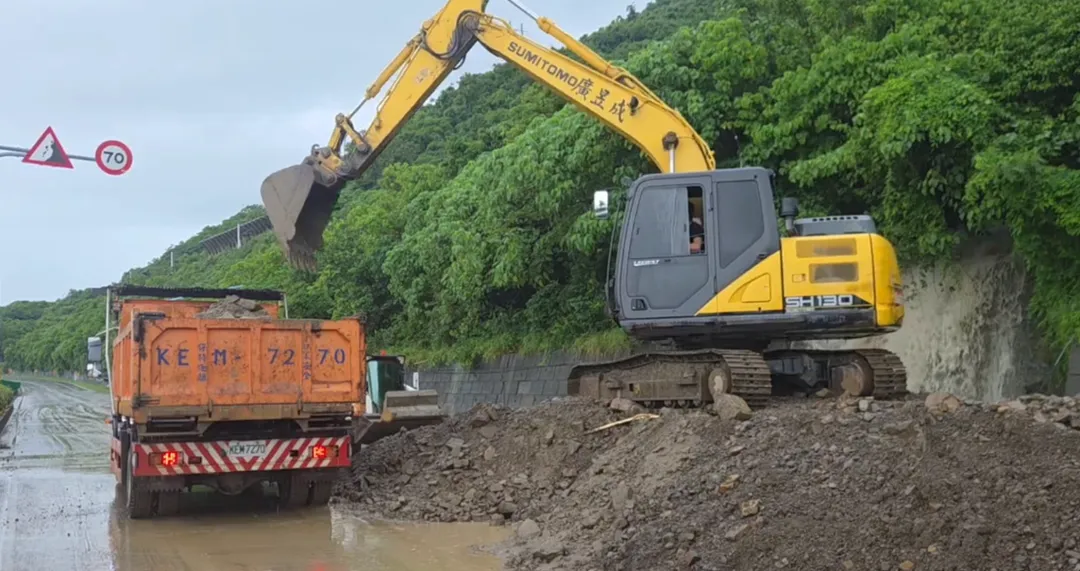 現場可以看到大型機具對土石流區域進行處置。（圖／警方提供）