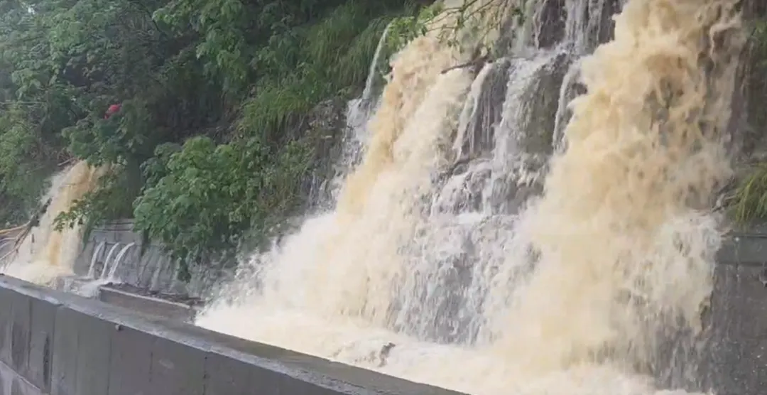 受低壓帶及西南風降雨影響，屏東縣台1線枋山路段出現積水，450公里處更湧現土石流。（圖／警方提供）